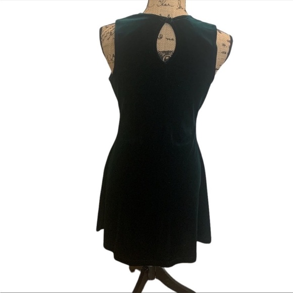 Green Velvet Sleeveless Holiday New Years Eve Fitted Dress Size M - Picture 2 of 9